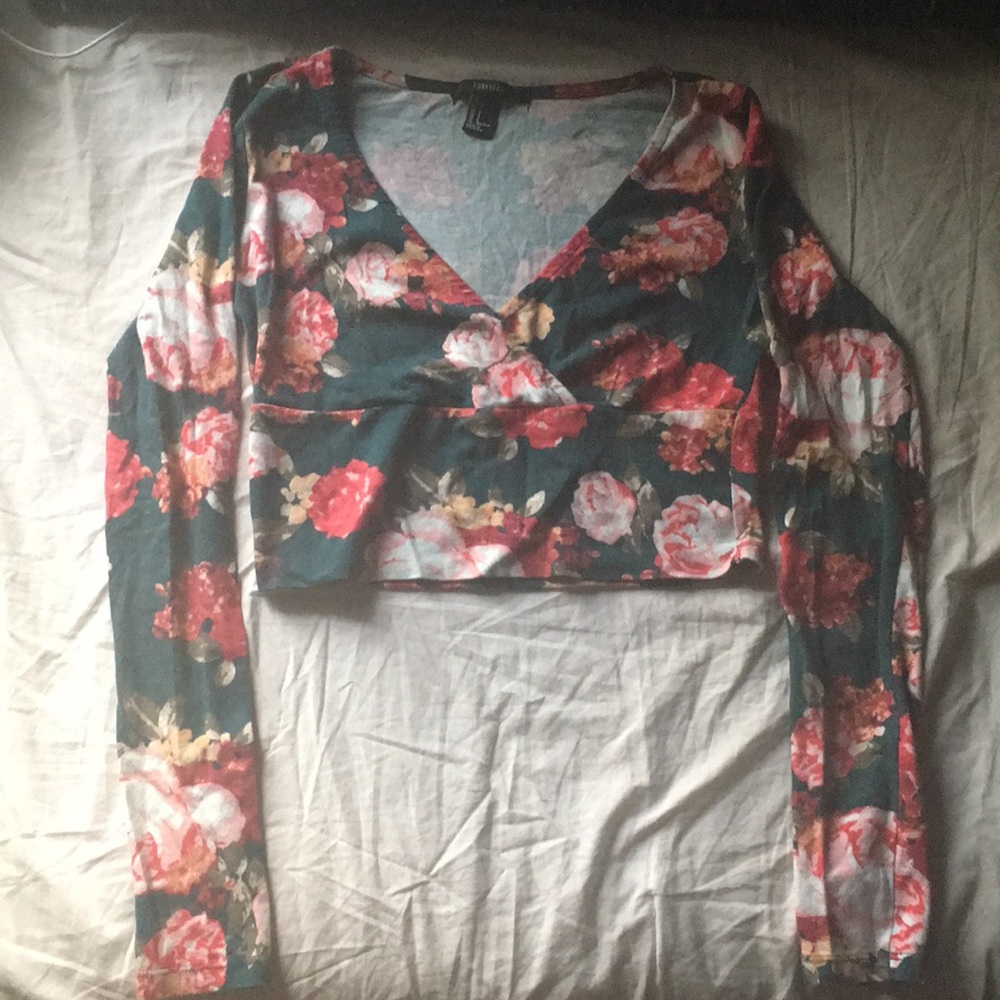 Long sleeved V-cut floral croptop